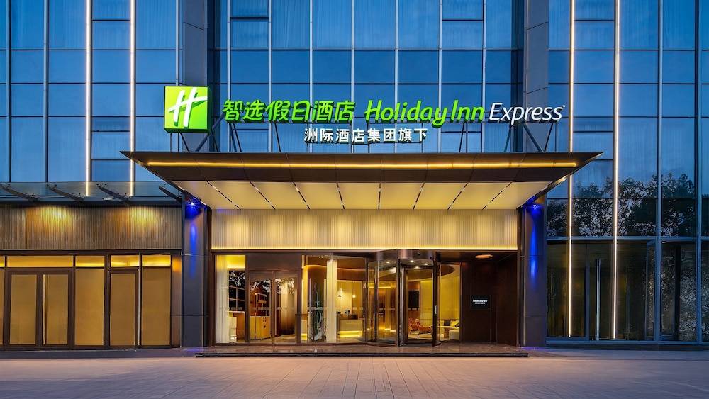 Holiday Inn Express Shenzhen Sports Center by IHG 1
