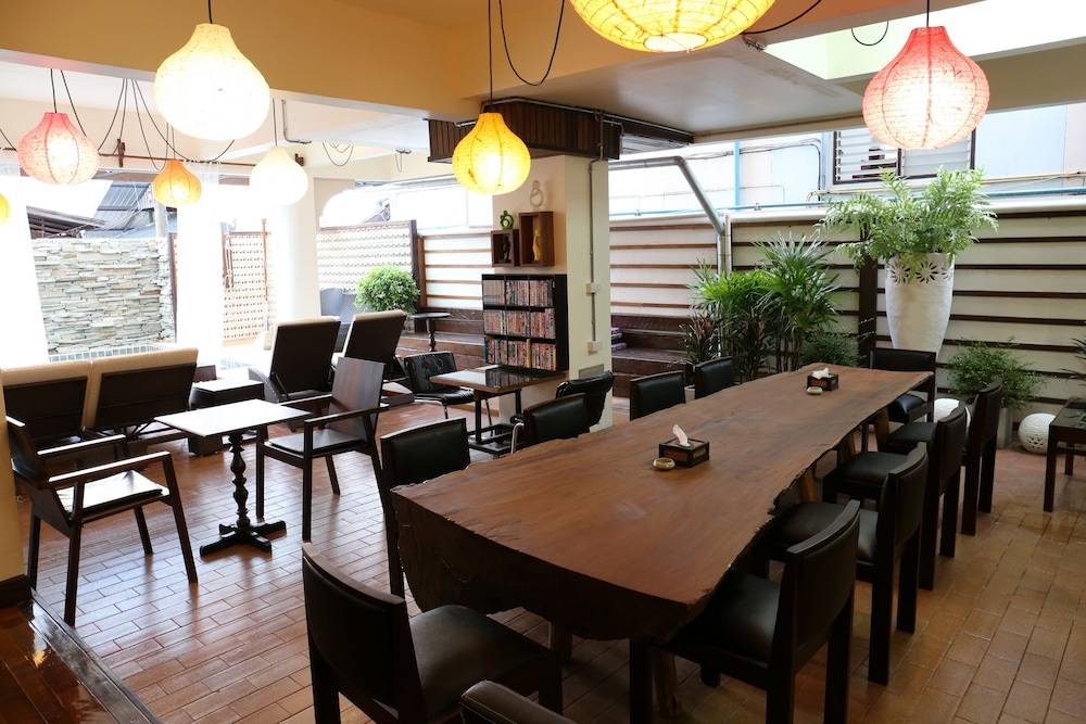 Kampaeng Ngam Hotel - Steps to Night Bazaar & Old City 2