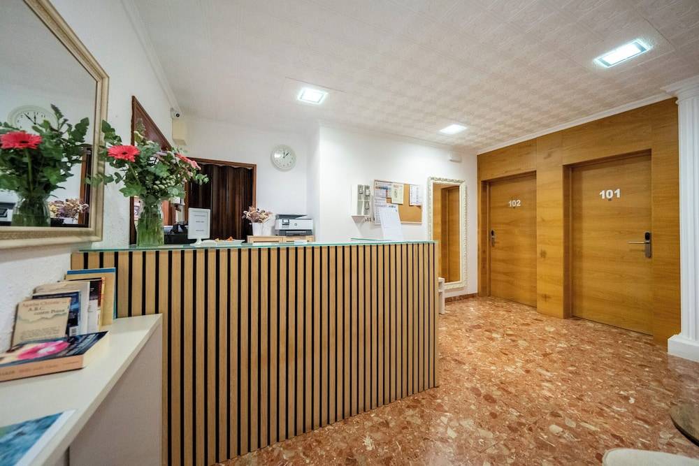 Hostal Menurka 2
