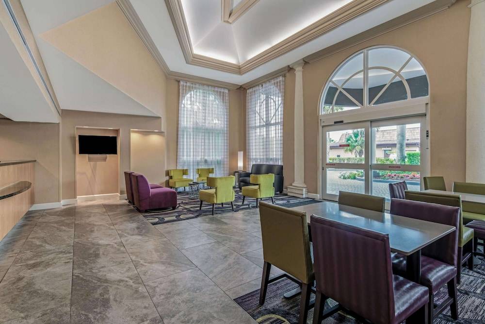 La Quinta by Wyndham Naples Downtown 2