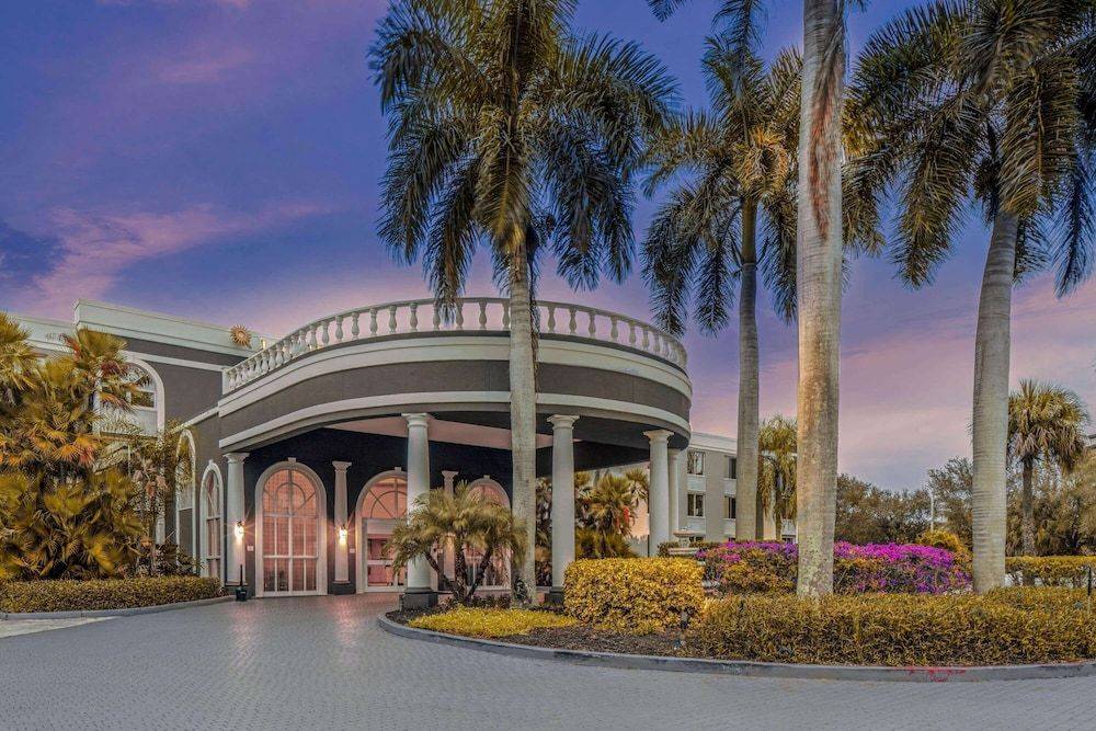 La Quinta by Wyndham Naples Downtown 1