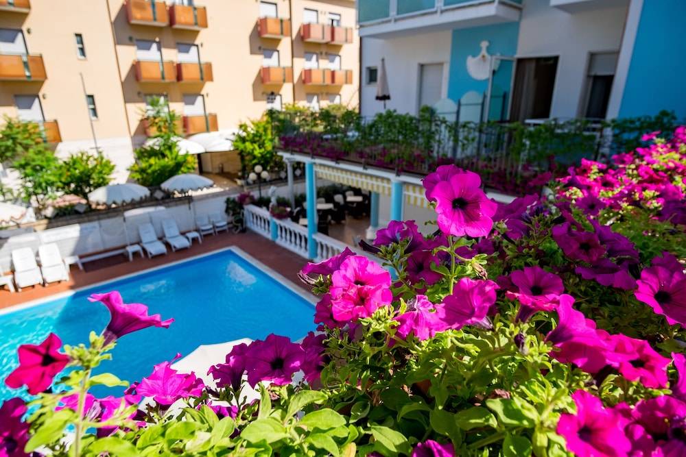 Hotel Villa dei Fiori - sul mare con piscina 1