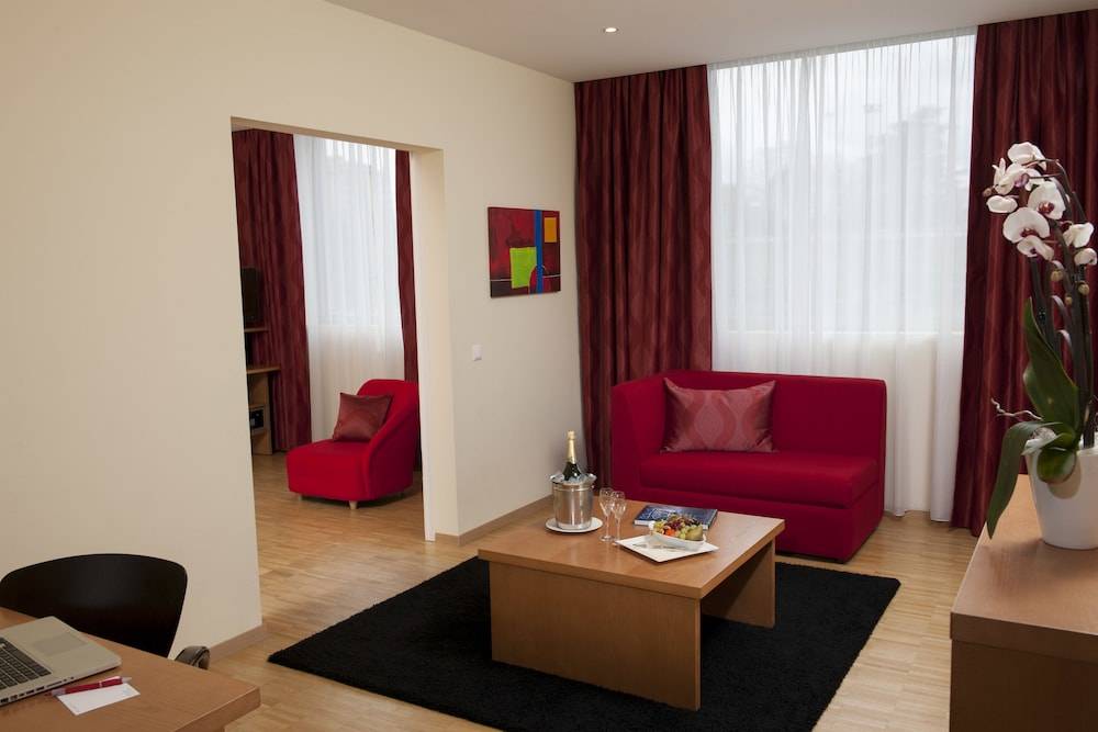 Ramada Encore by Wyndham Geneva 2
