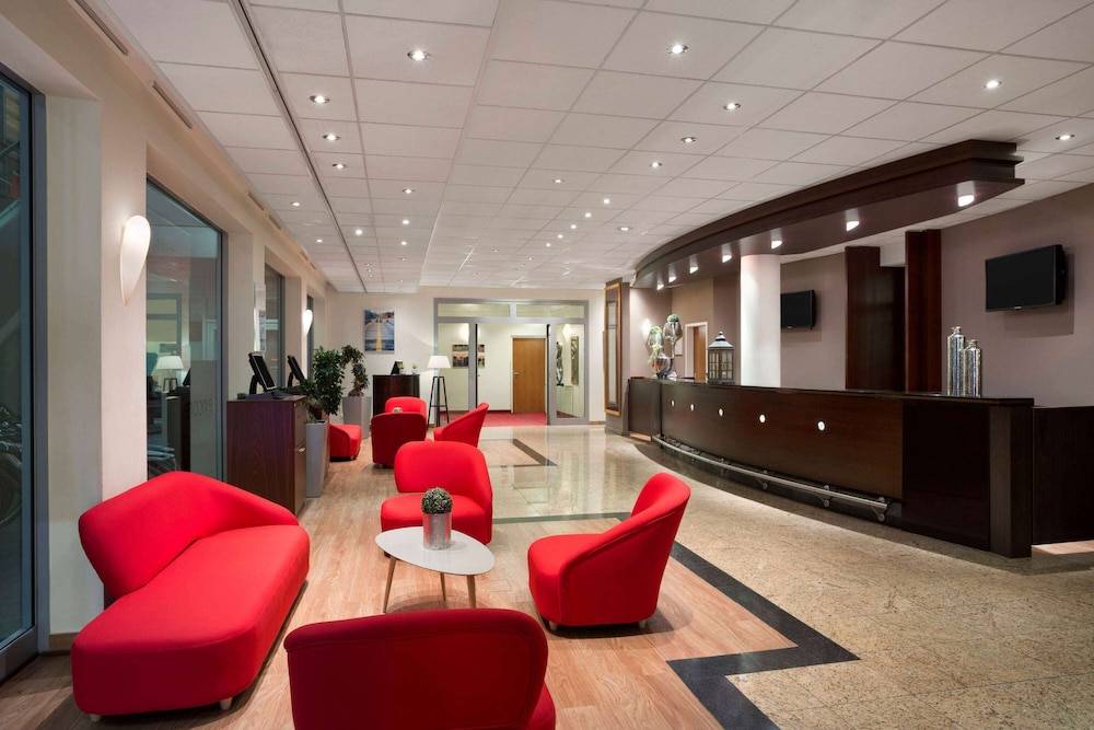 Ramada Encore by Wyndham Geneva 1