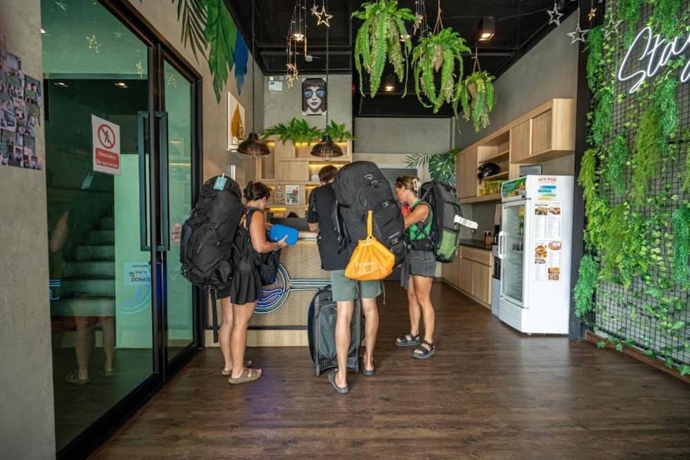 Patong Poshtel 2
