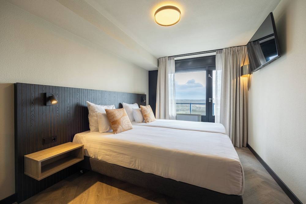 Leonardo Hotel IJmuiden Seaport Beach 1