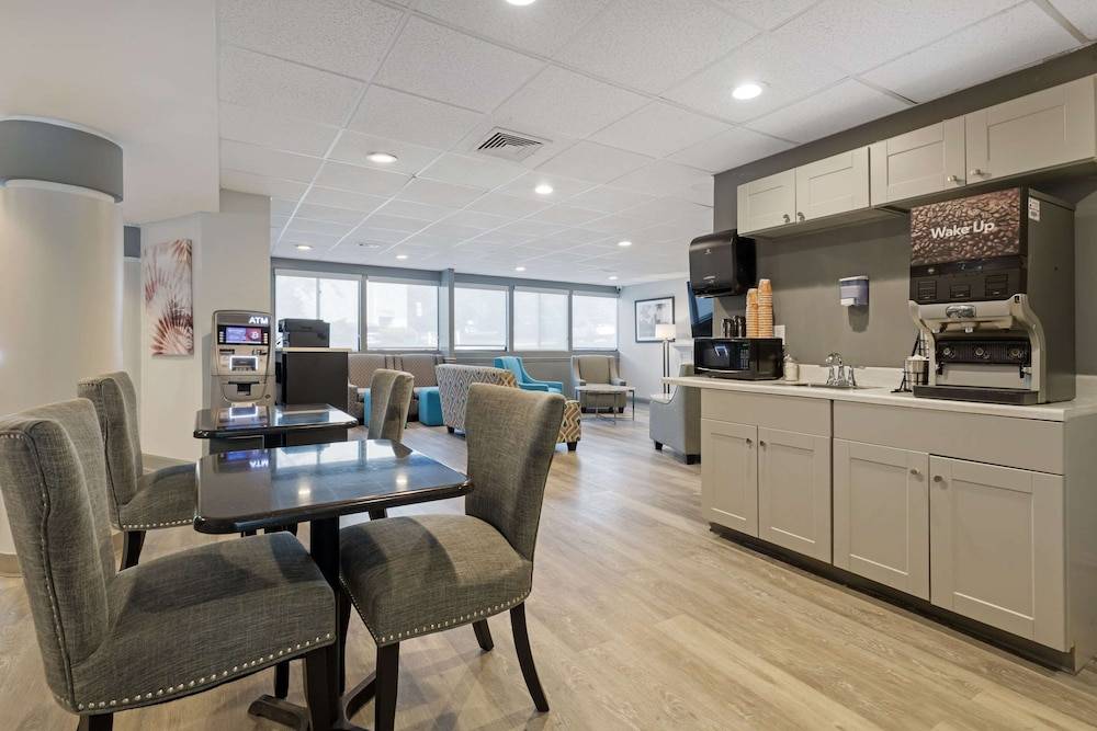 Clarion Hotel & Suites BWI Airport North 2