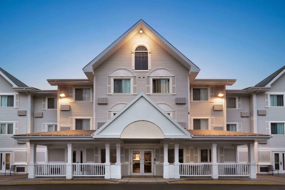 Travelodge Suites by Wyndham Moncton 1