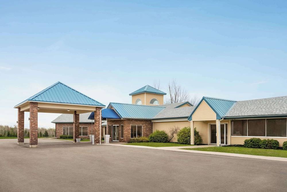 Days Inn & Suites by Wyndham Moncton 1