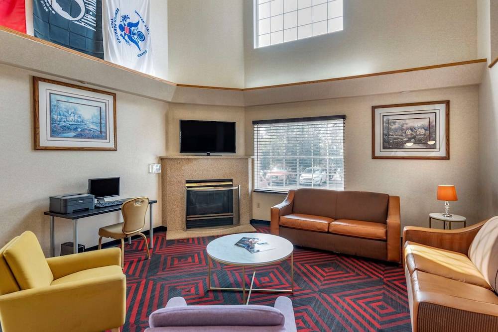 Econo Lodge North Academy 1