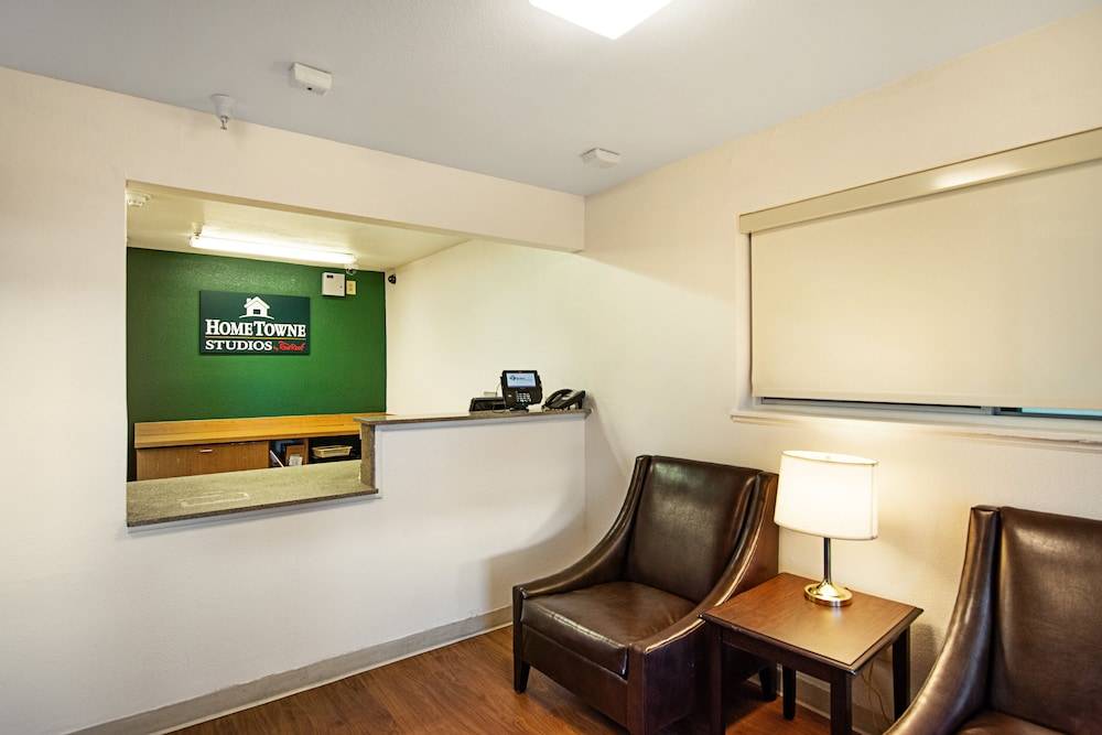 HomeTowne Studios by Red Roof Colorado Springs - Airport 2