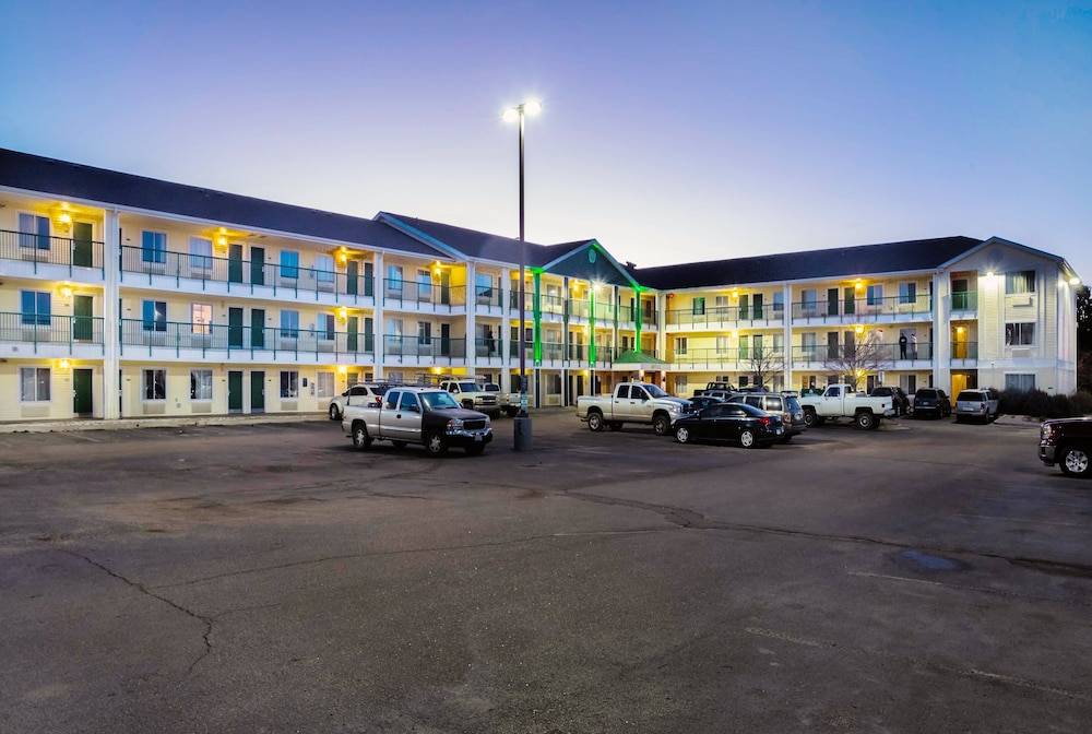 HomeTowne Studios by Red Roof Colorado Springs - Airport 1