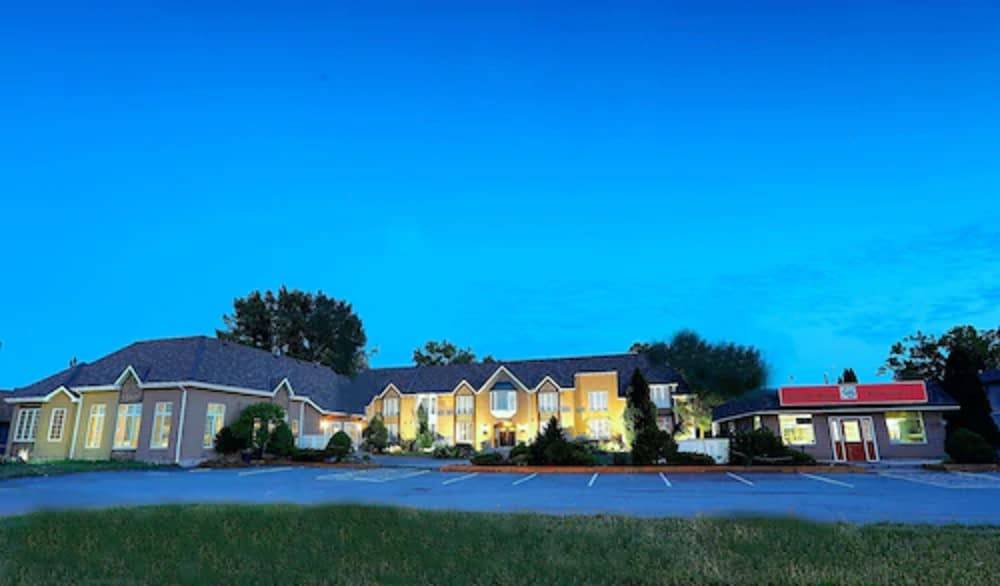 Fullerton Manor Inn 1