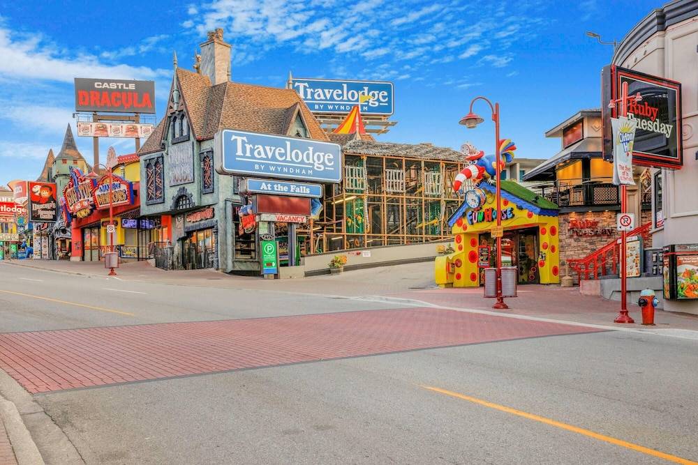 Travelodge by Wyndham Niagara Falls At the Falls 1