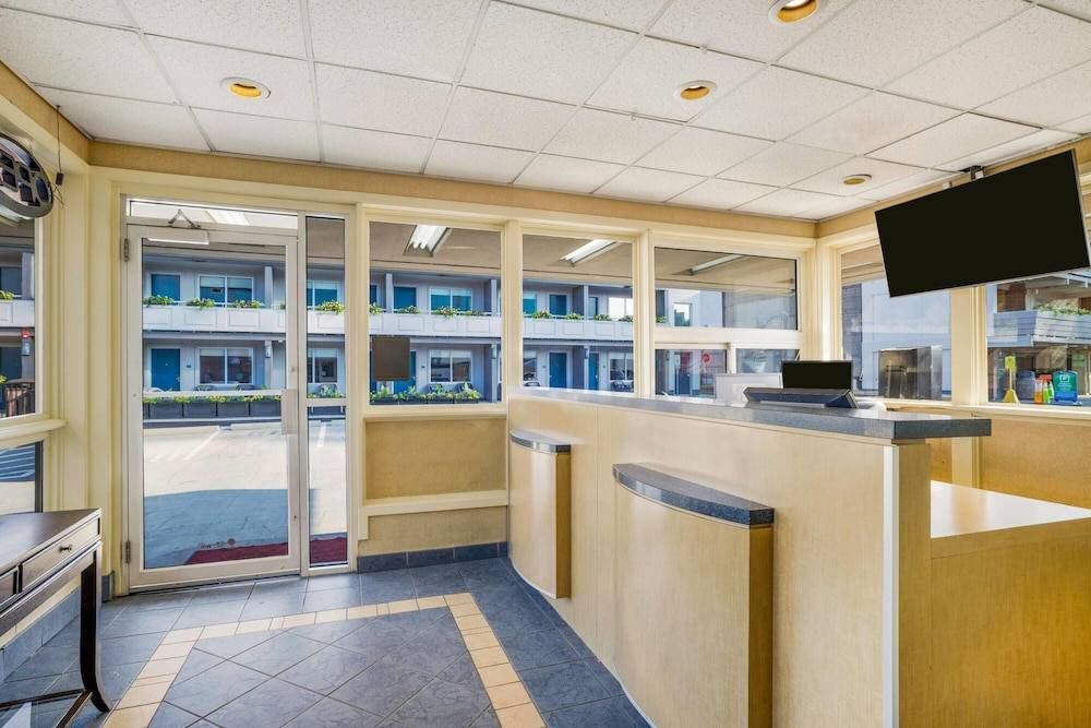 Travelodge by Wyndham Niagara Falls At the Falls 2