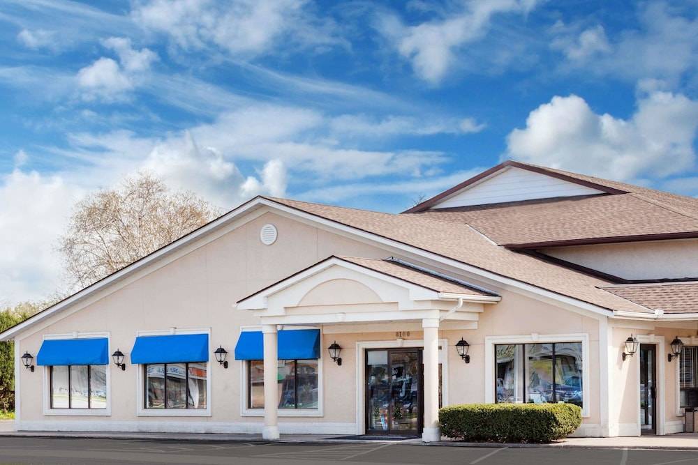 Howard Johnson by Wyndham Niagara Falls 1