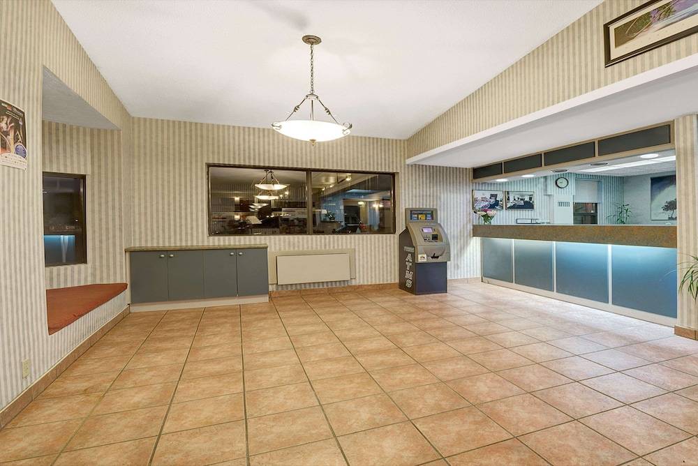 Super 8 by Wyndham Niagara Falls North 2