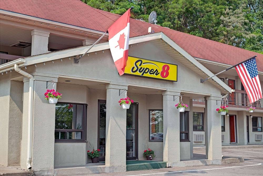 Super 8 by Wyndham Niagara Falls North 1