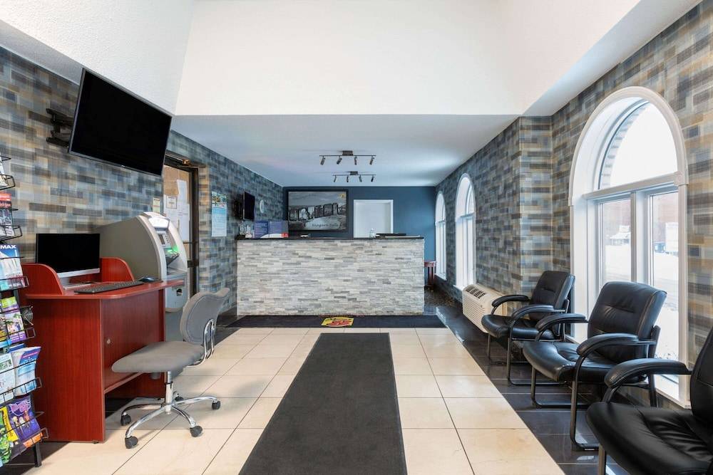 Super 8 by Wyndham Niagara Falls by the Falls 2