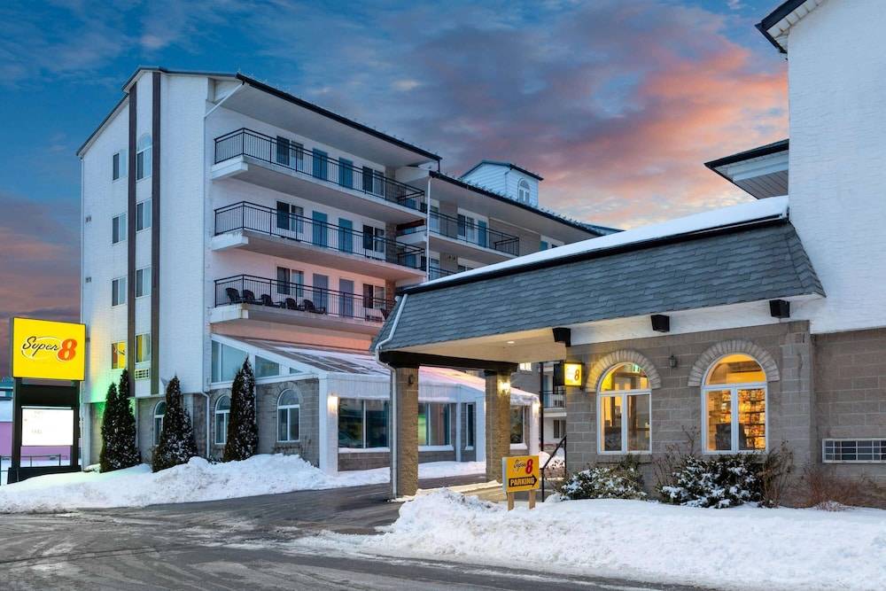 Super 8 by Wyndham Niagara Falls by the Falls 1