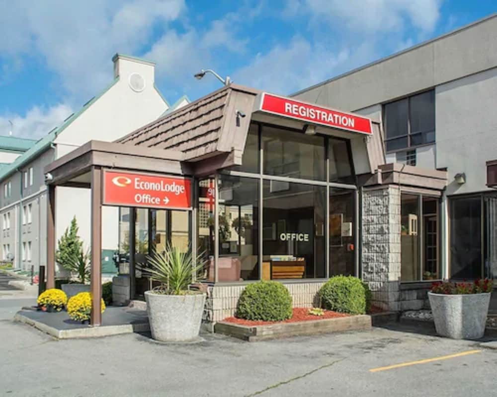 Econo Lodge By the Falls 1