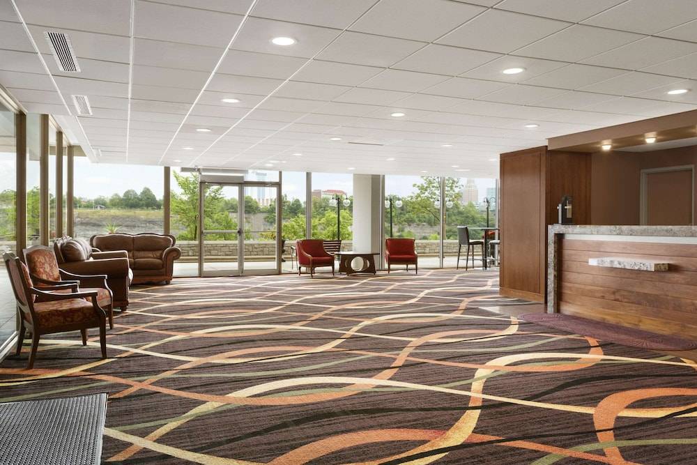 Travelodge by Wyndham Niagara Falls Fallsview 2