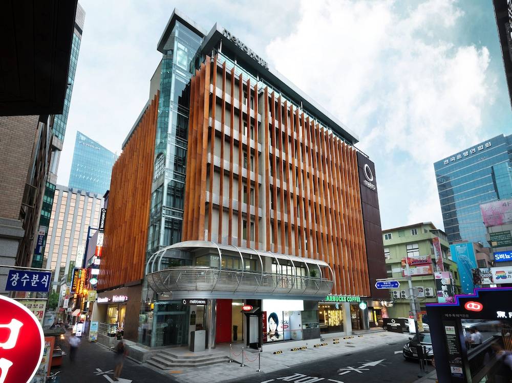 Metro Hotel 1