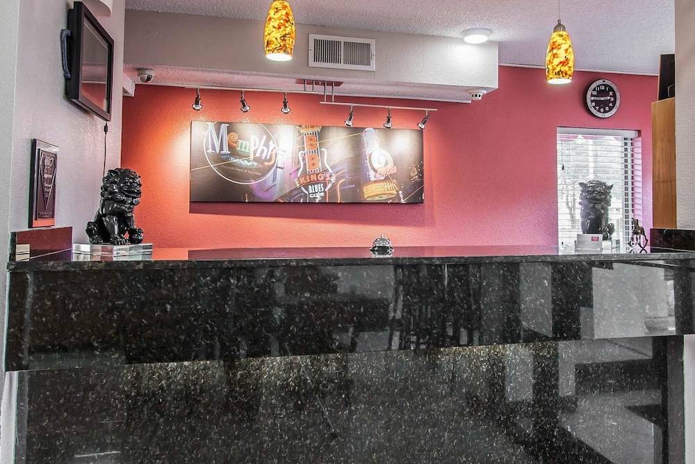 Econo Lodge Inn & Suites Memphis East 2