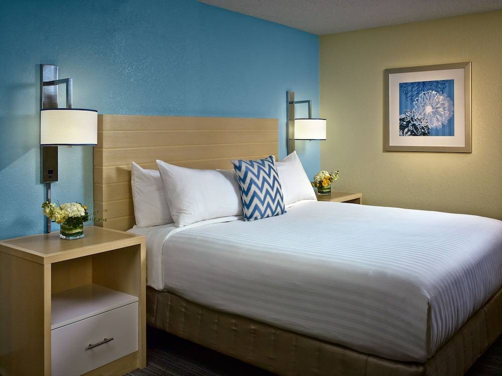 Sonesta Simply Suites Memphis East Poplar Pike 1