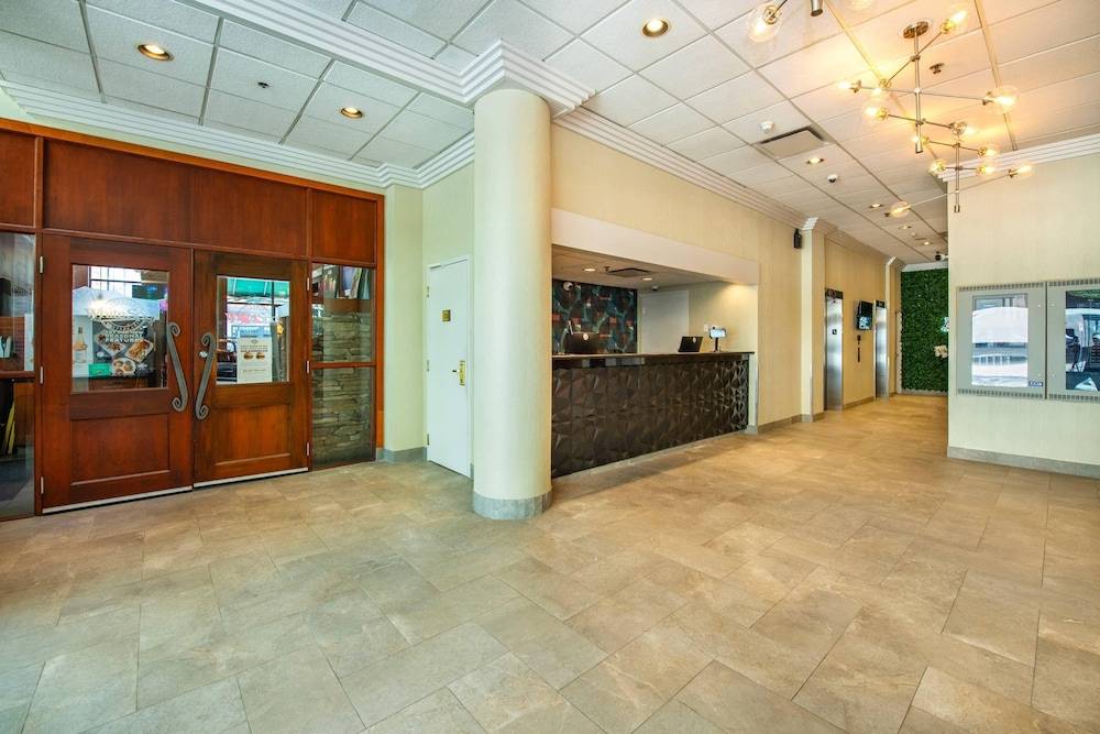 Grand Park Hotel & Suites Downtown Vancouver, an Ascend Collection Hotel 2