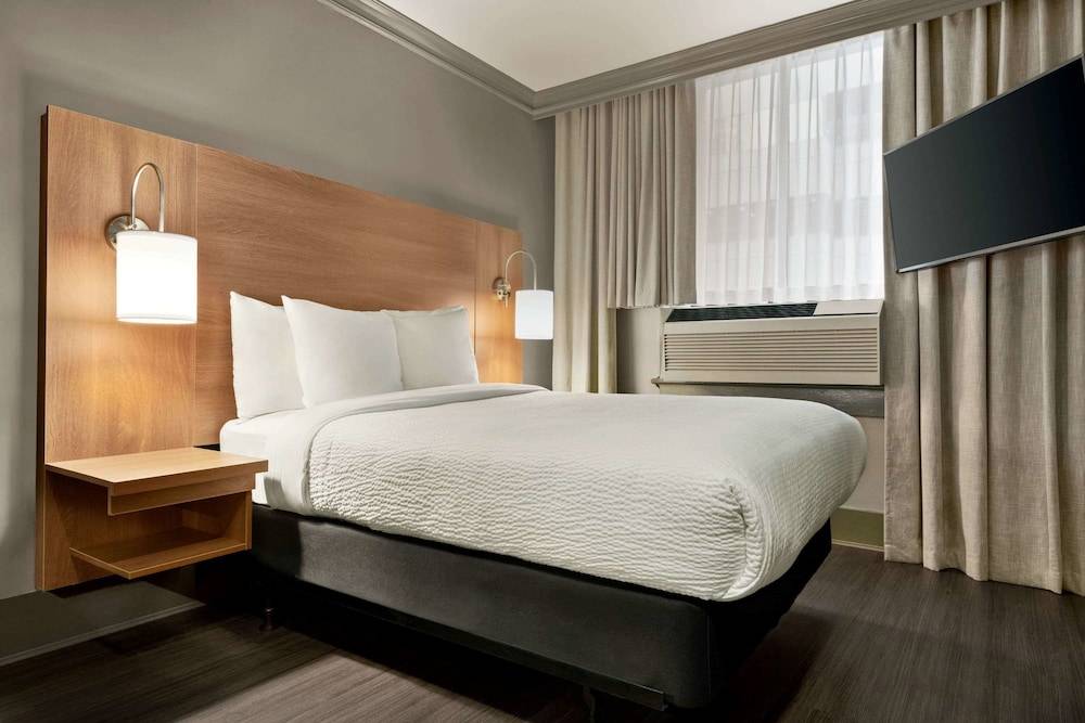 Days Inn by Wyndham Vancouver Downtown 1