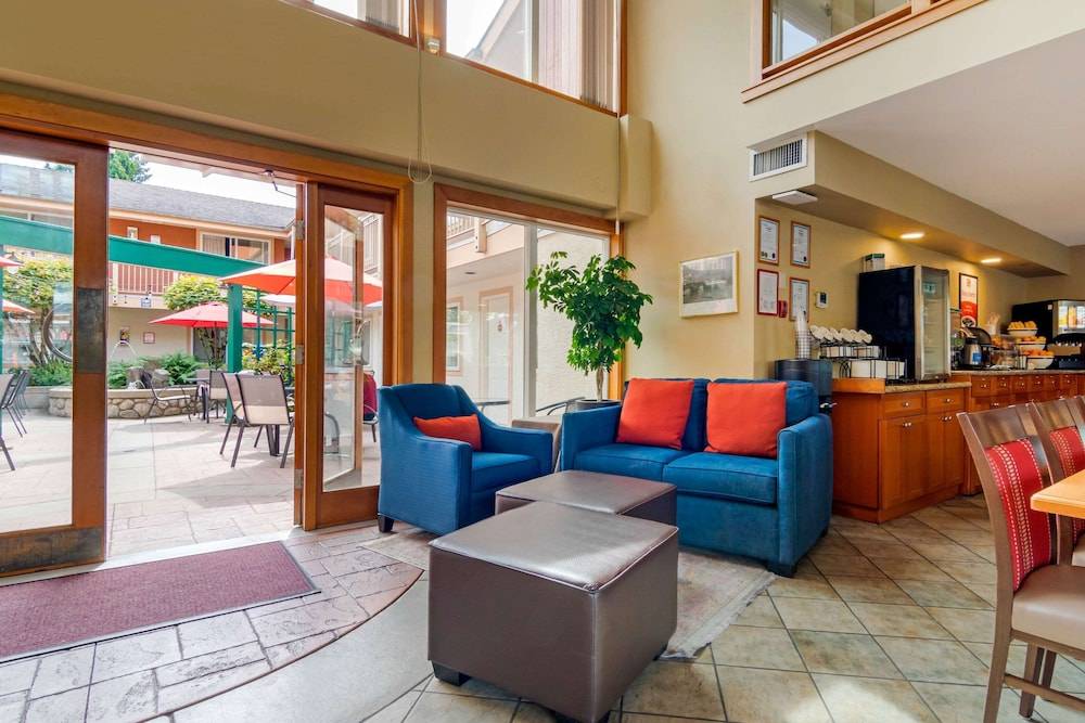 Econo Lodge Inn & Suites 2