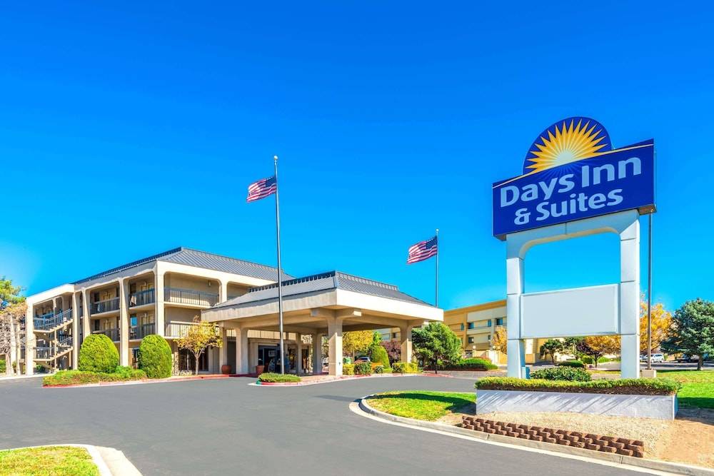 Days Inn & Suites by Wyndham Albuquerque North 1