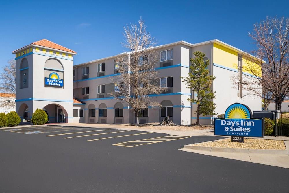 Days Inn & Suites by Wyndham Airport Albuquerque 1