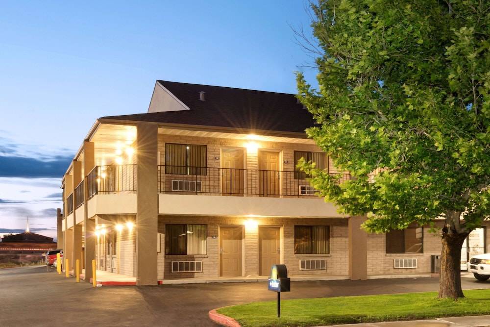 Days Inn & Suites by Wyndham Albuquerque West 1