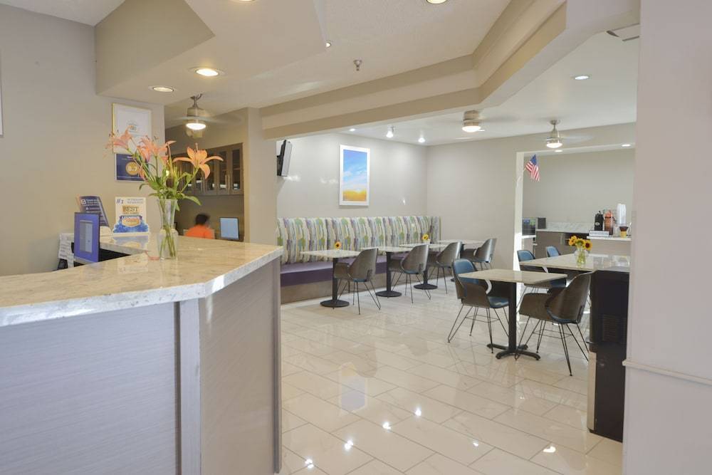 Days Inn & Suites by Wyndham Airport Albuquerque 2