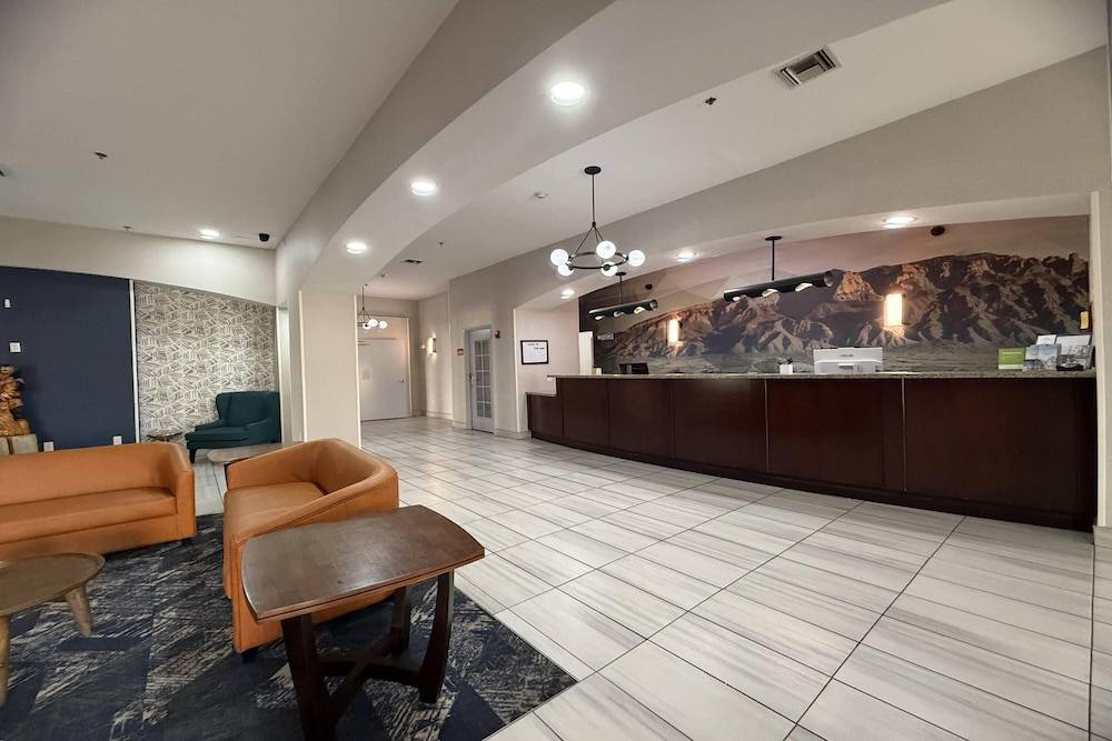 La Quinta Inn & Suites by Wyndham Albuquerque Midtown 1