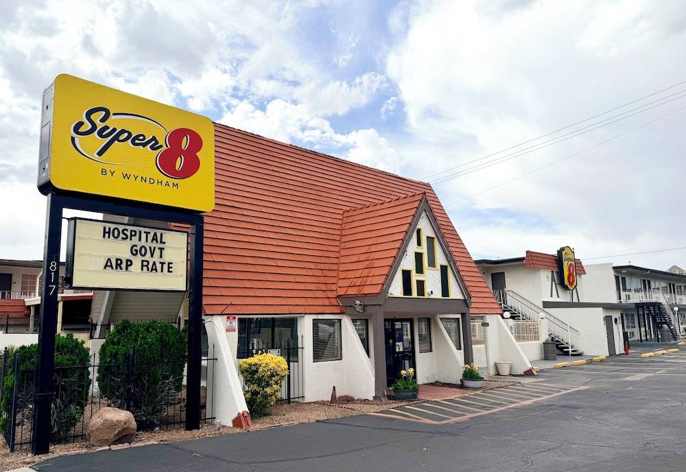 Super 8 by Wyndham Albuquerque Downtown 1