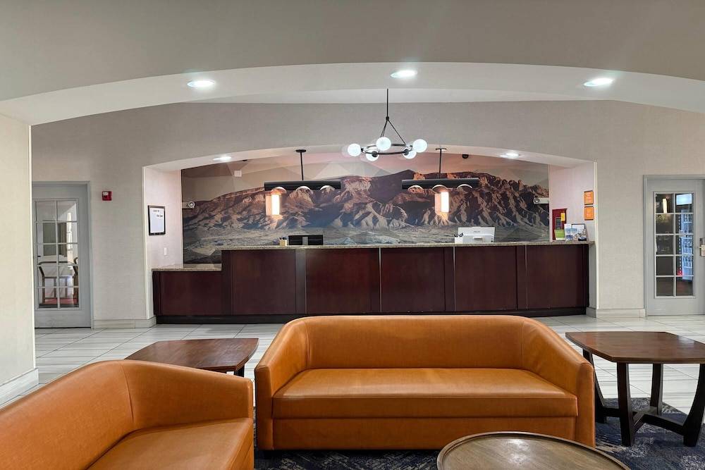 La Quinta Inn & Suites by Wyndham Albuquerque Midtown 2