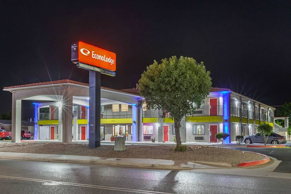 Econo Lodge West - Coors Blvd 1