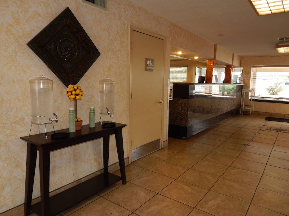 Tree Inn & Suites Albuquerque 1