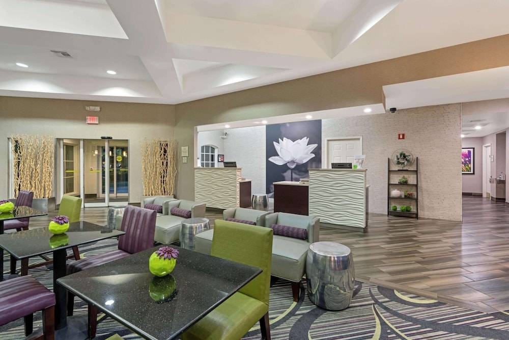 La Quinta Inn & Suites by Wyndham Phoenix Scottsdale 2