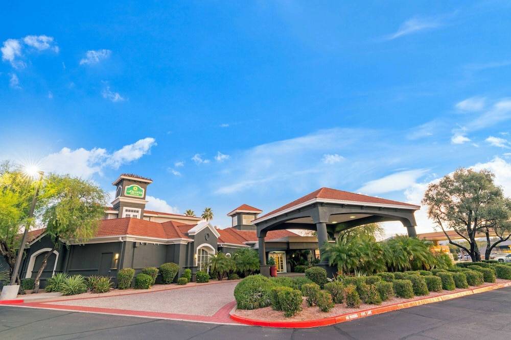 La Quinta Inn & Suites by Wyndham Phoenix Scottsdale 1