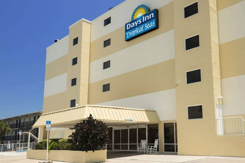 Days Inn by Wyndham Daytona Oceanfront 1