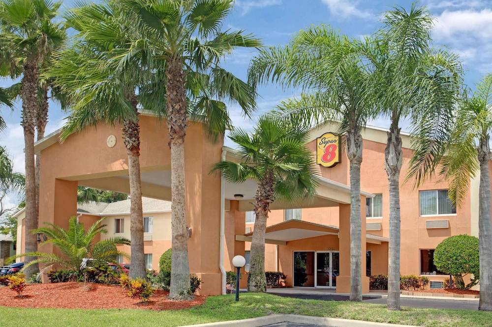 Super 8 by Wyndham Daytona Beach 1