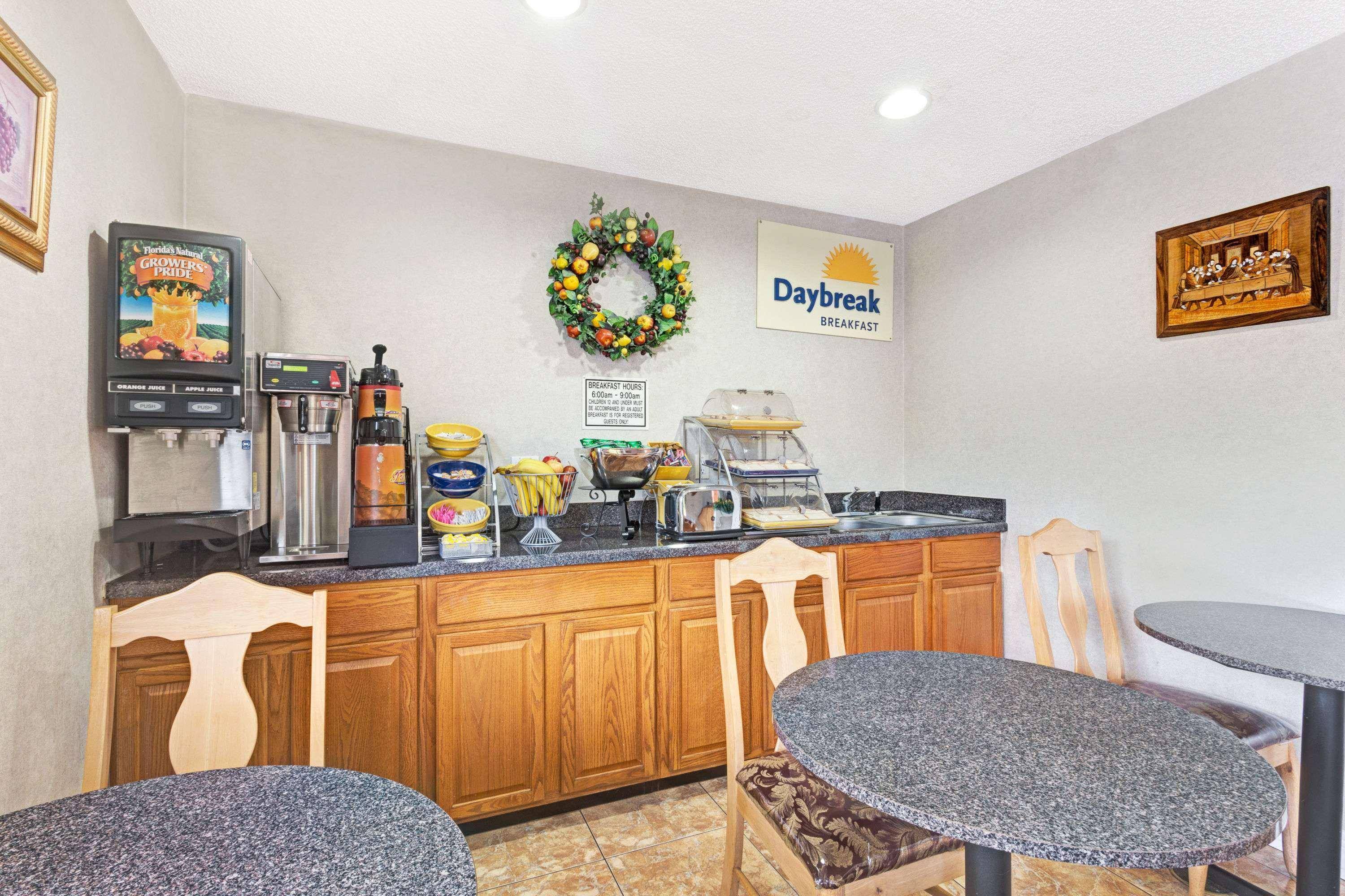 Days Inn by Wyndham Daytona Beach Downtown 1