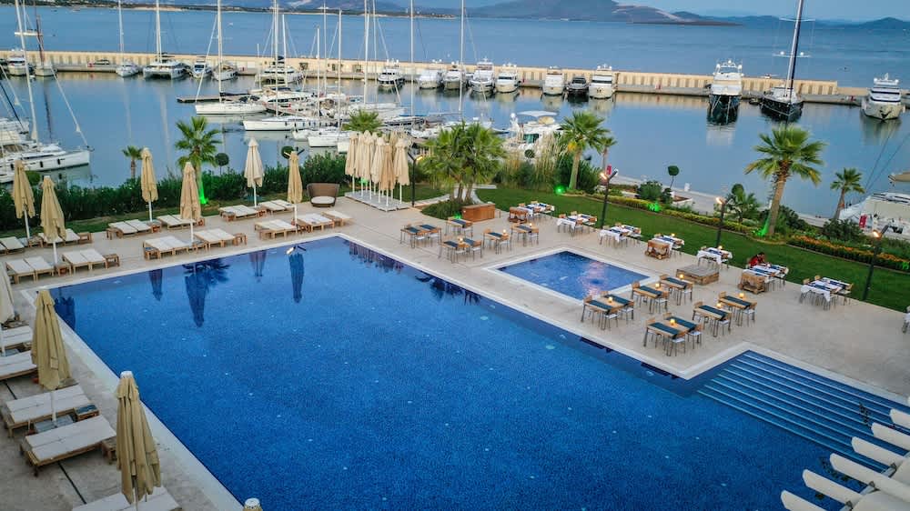 Yacht Club 1