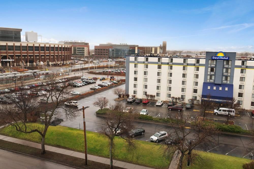 Days Hotel by Wyndham University Ave SE 1