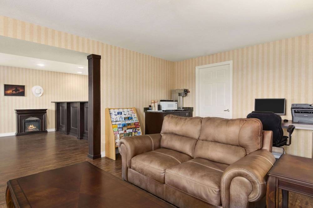 Travelodge by Wyndham Kamloops Mountview 2