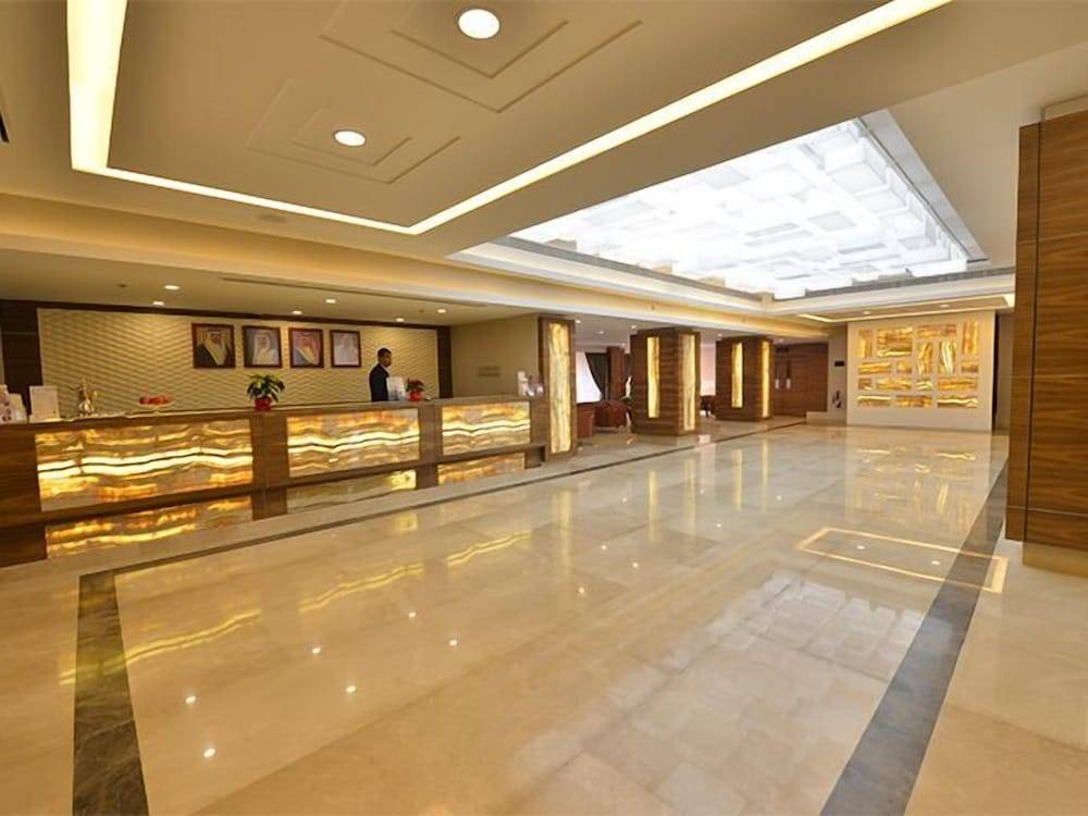 Ramada by Wyndham Bahrain 2